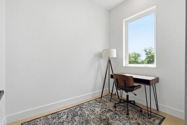 Building Photo - 1003 Kern St