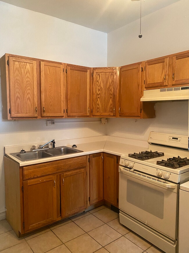 Building Photo - 866 W Buckingham Pl