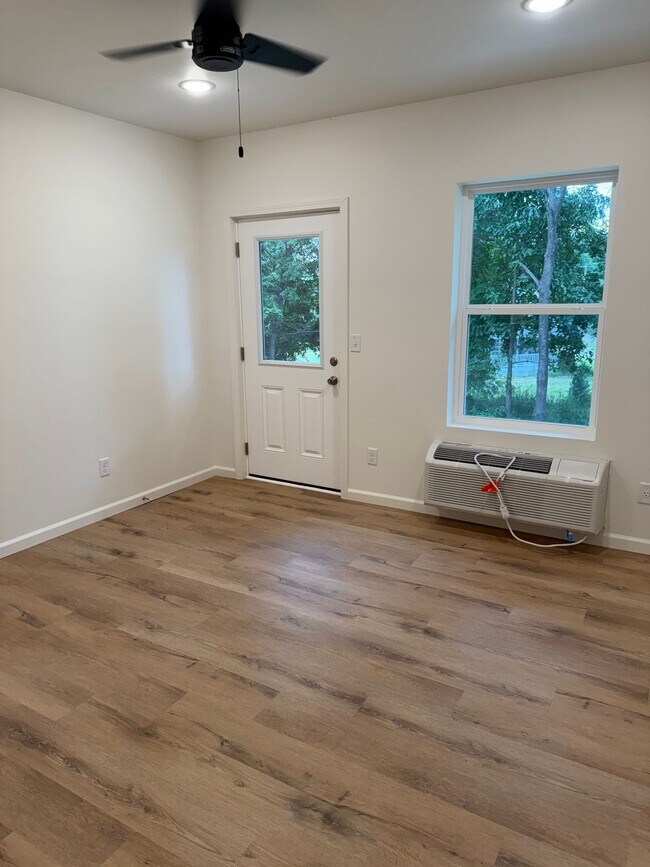 Building Photo - 2 Bedroom 1 Bathroom Apartment