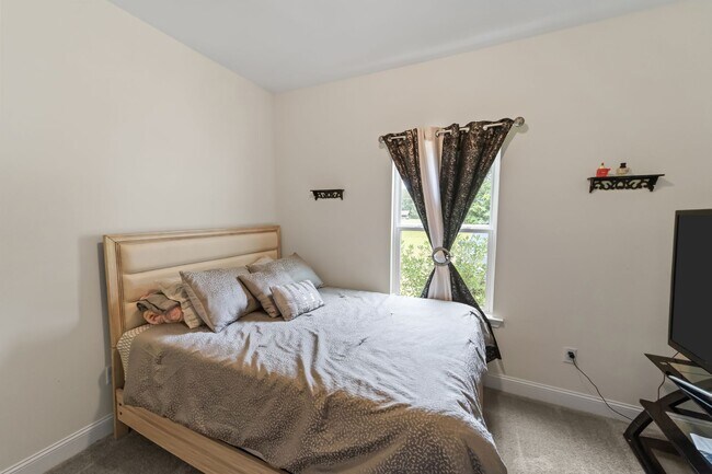 Building Photo - Comfort & Style Meet in This Beautiful 4 Bedroom Midway Home