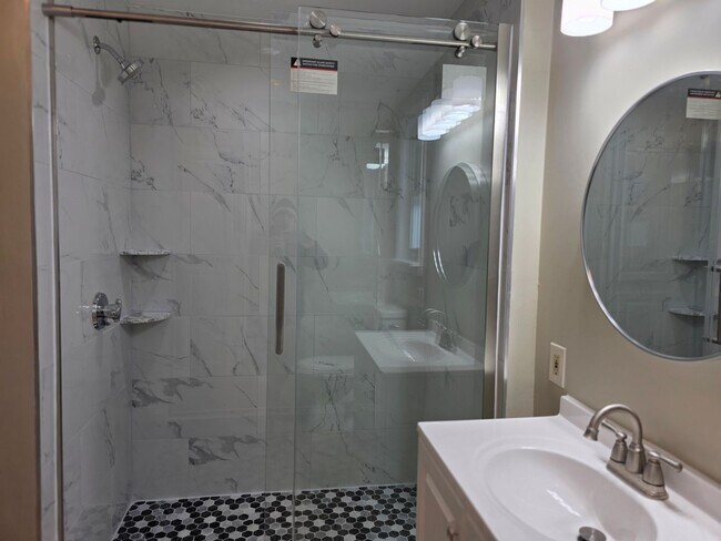 Building Photo - No Brokers Fee, In-Unit Laundry, Eat-in Kitchen, Large bedrooms, 3 Full Bathrooms