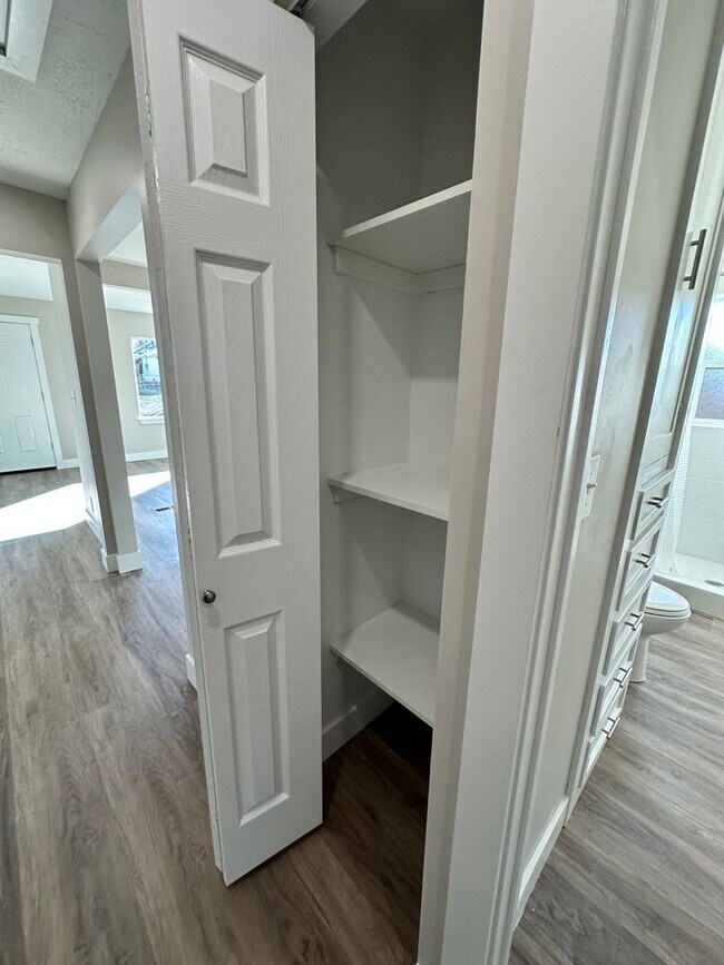 Building Photo - Darling remodeled 5 bedroom 2 bathroom home in the heart of Ogden