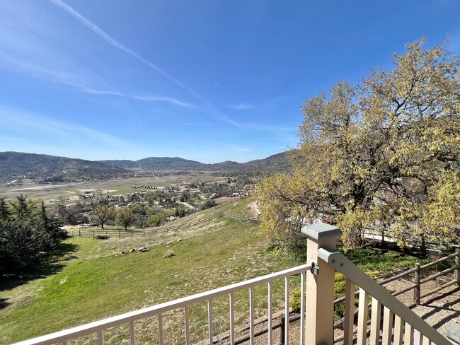 Building Photo - 27030 Oakflat Dr