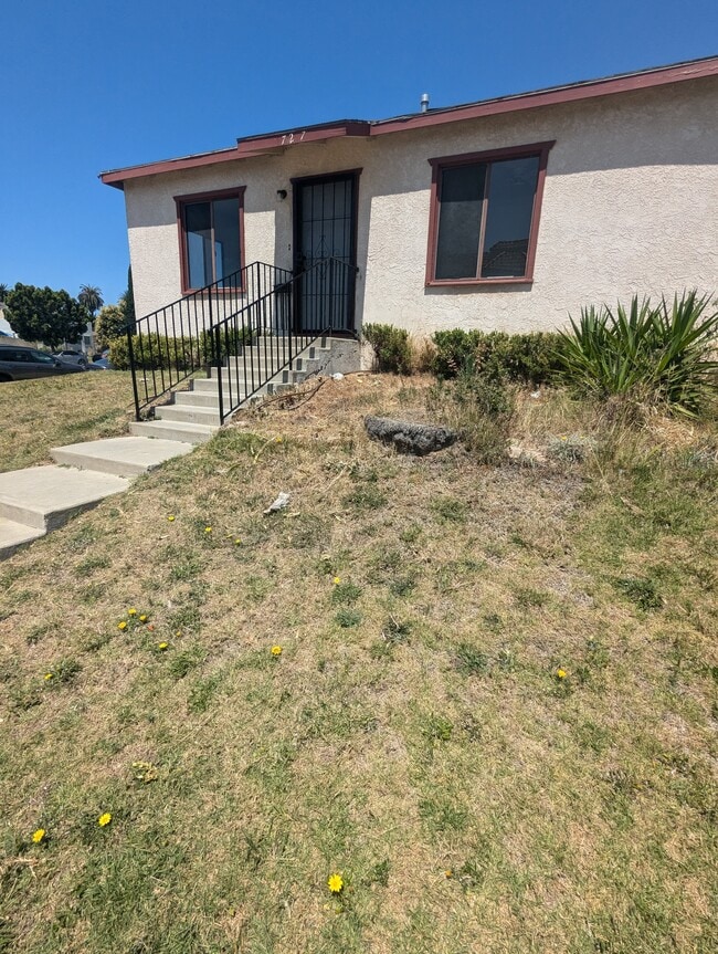 Building Photo - 727 Portola Ave