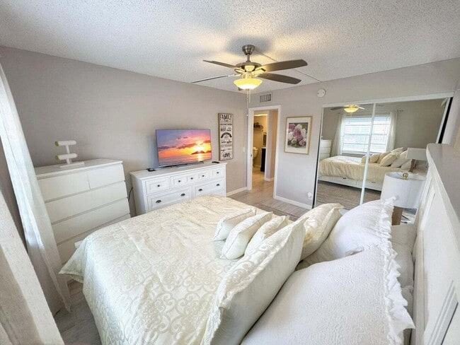 Building Photo - 644 Normandy Ln