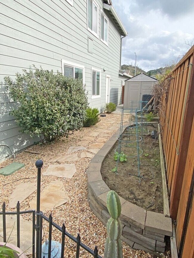 Building Photo - 6279 Skywalker Dr