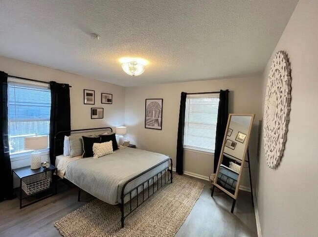 Building Photo - 306 S Marble St