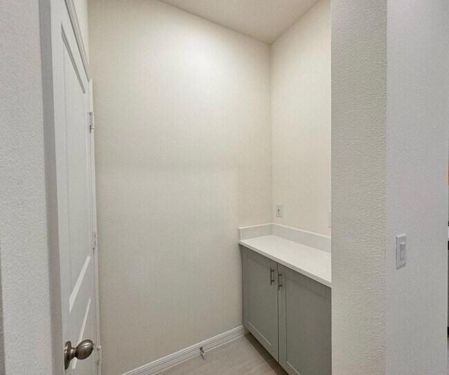 Building Photo - New Townhome for Rent