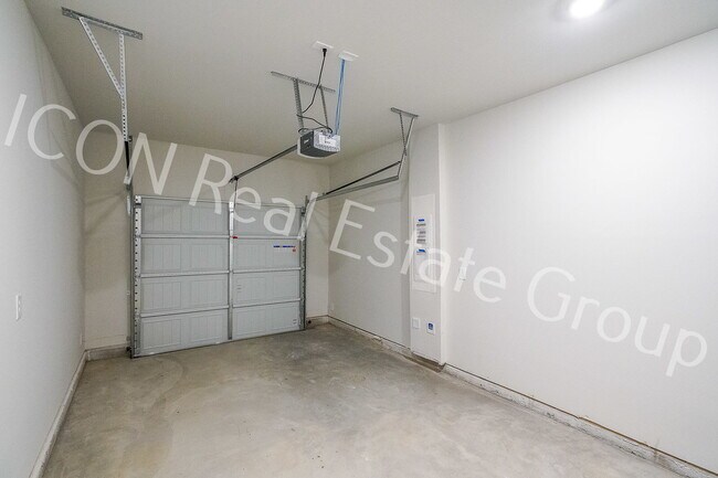 Building Photo - Beautiful 3-Bedroom Townhome with Modern Finishes & Prime Location!