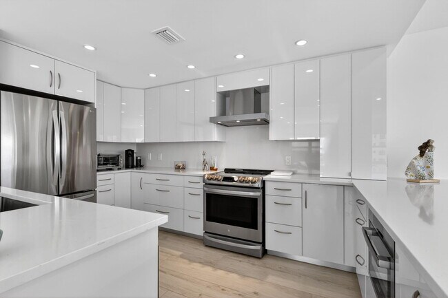 Building Photo - 1000 Lowry St