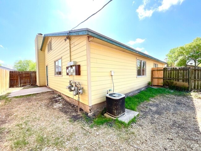 Building Photo - **APPLICATION RECEIVED** 2-Bedroom Duplex Near Highway 78- Pet-Friendly with Fenced Yard! SECTION...