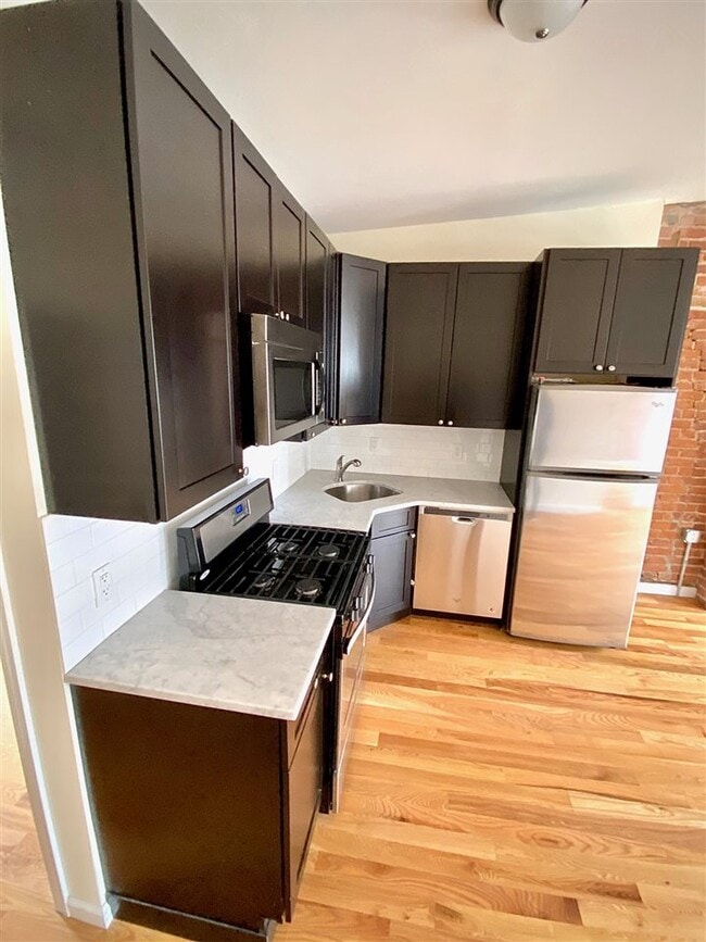 Building Photo - 149 Grand St