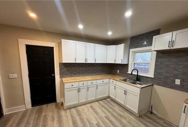 Building Photo - 14910 Kingsford Ave