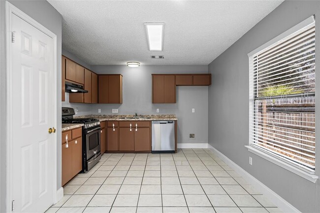 Building Photo - 16207 Parkway Dr