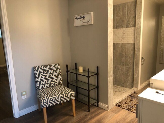 Building Photo - Furnished Studio