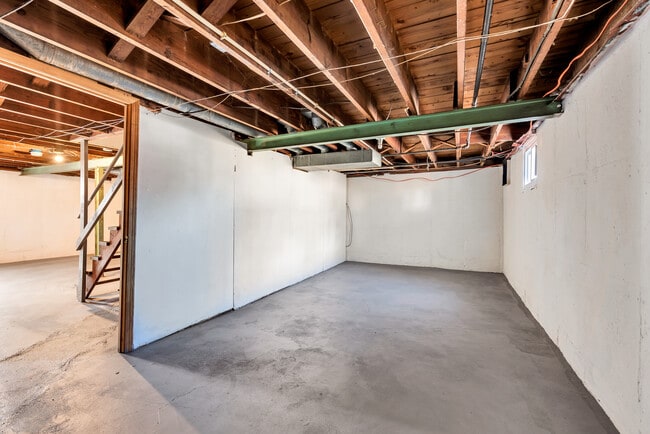 Building Photo - 7120 Roslyn Dr
