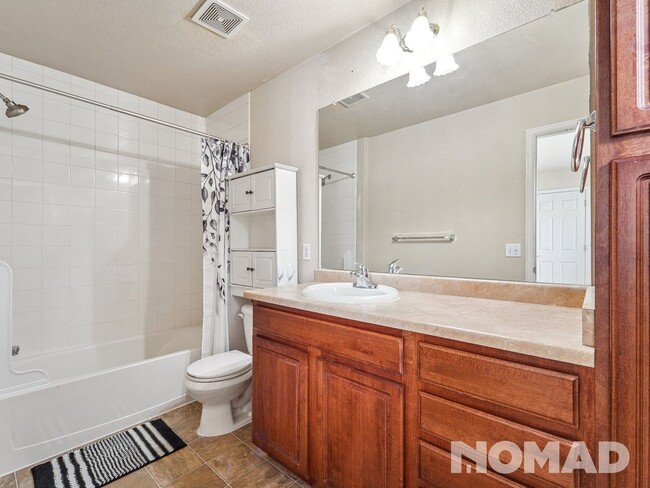Building Photo - 3 Bedroom Condo in Denver