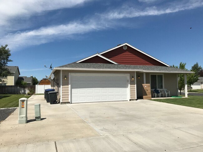 Building Photo - Home for Rent WSG Included!