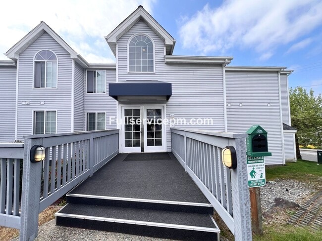 Building Photo - Stylish and Updated Newport Crest Condo