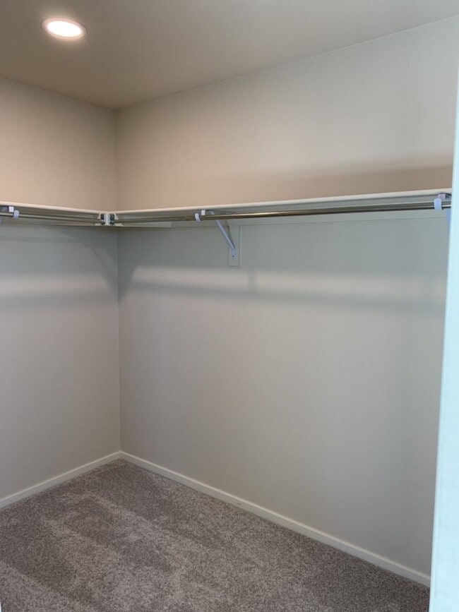 Building Photo - Exquisite 4 Bed 2.5 Bath Single Family Home with 3-car garage