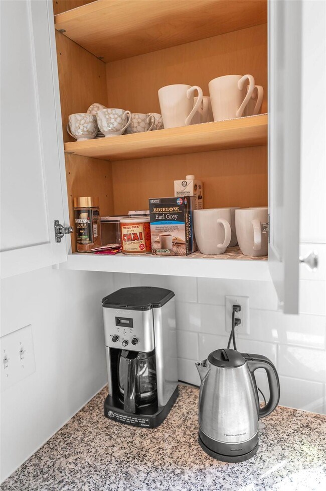 Building Photo - 1940 Highland Park Dr