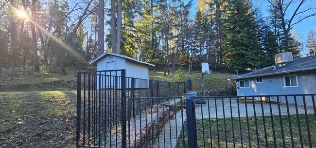 Building Photo - Charming Country Retreat Awaits You!