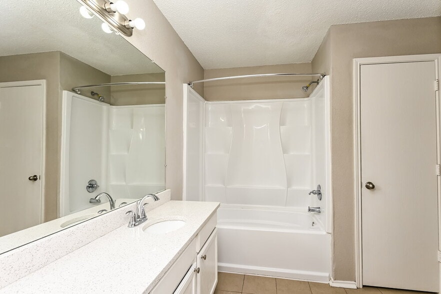 Building Photo - 8128 Twin Oaks Trail