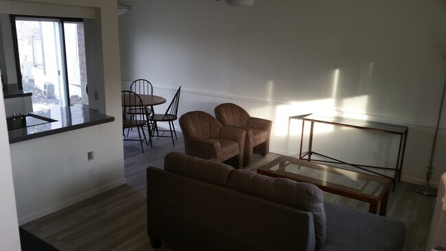 Building Photo - 2067 Libertyville Rd