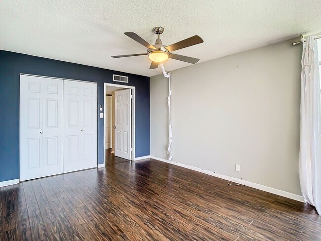 Building Photo - 7400 Sun Island Dr S
