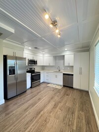 Building Photo - AVAILABLE NOW!  2 Bedroom 2 Bath Duplex with 1 Car Garage!