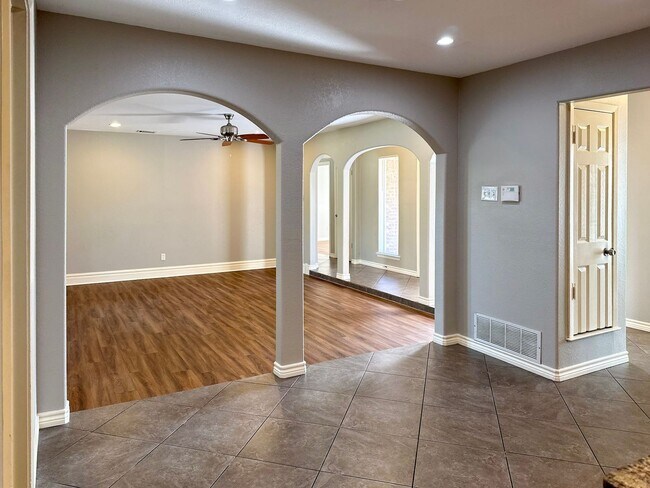 Building Photo - 4 Bedroom / 2 Bath / 2 Car Garage