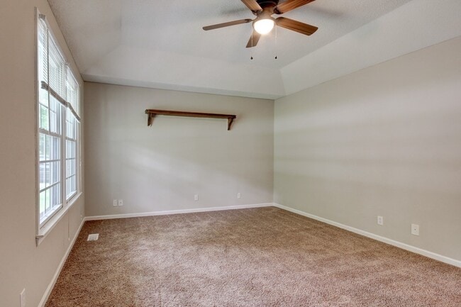 Building Photo - Charming Home With Spacious Living Room and Eat In Kitchen