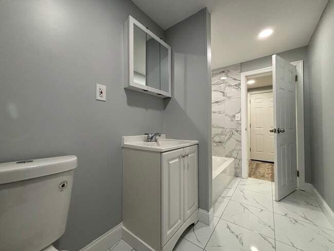 Building Photo - 318 E 1st Ave