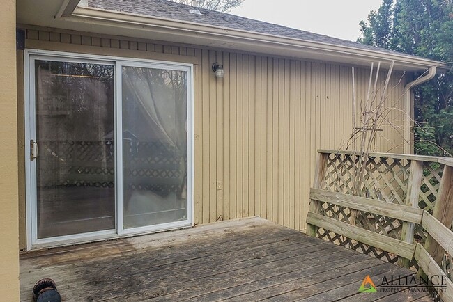 Building Photo - Amazing, Spacious Home! Pet Friendly!