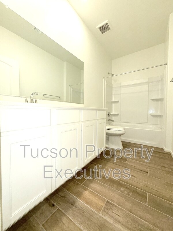 Building Photo - 9329 N Peridot Vis Ave