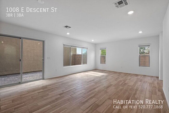 Building Photo - 1008 E Descent St