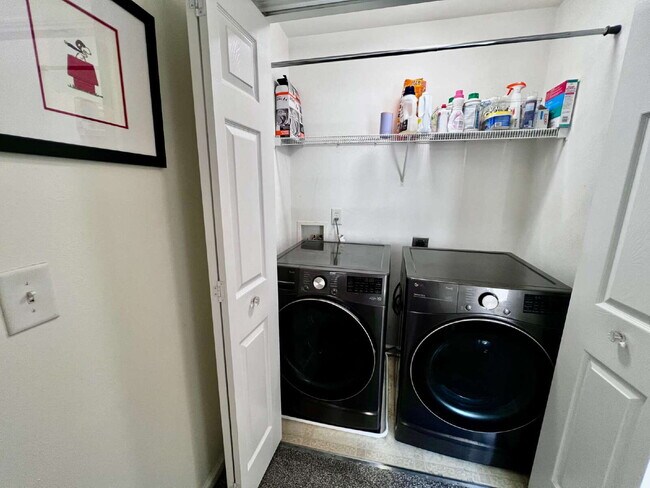 Building Photo - Charming 4 Bedroom home Near Virginia Beach Oceanfront!