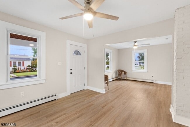 Building Photo - 400 Main St