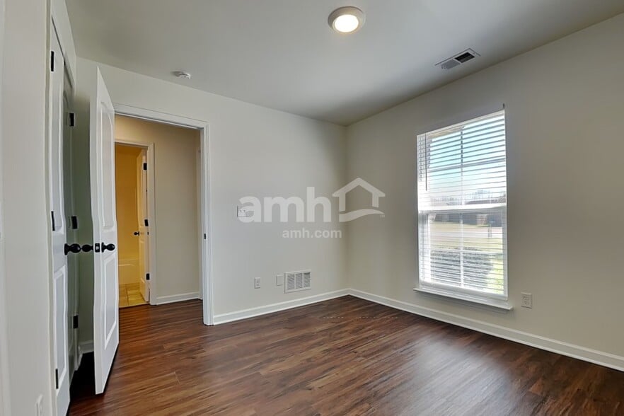 Building Photo - 3210 Greenhouse Dr