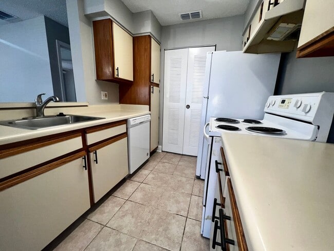 Building Photo - Remodeled 1st floor 2/2 Tradewinds Condo i...