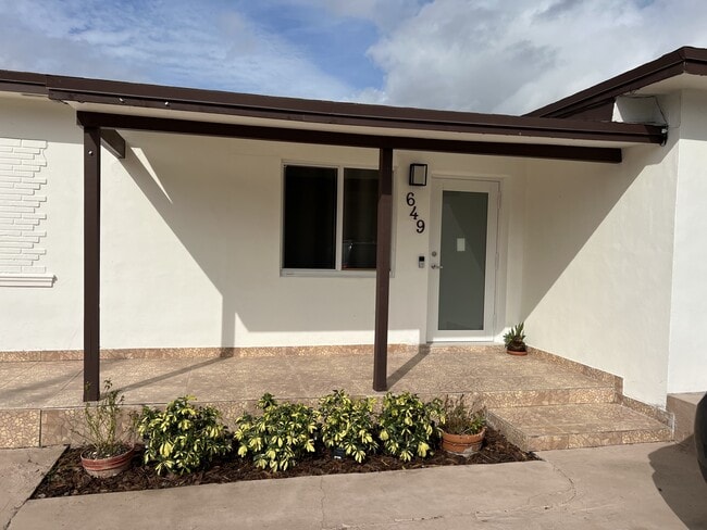 Building Photo - 649 W 14th St