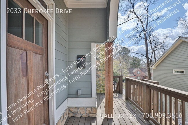 Building Photo - 2033 Cherokee Dr