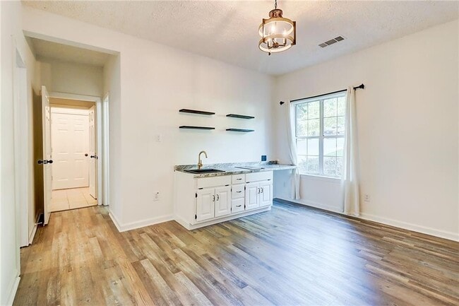 Building Photo - 3347 Camens Way NE