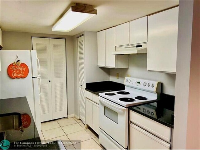 Building Photo - 9955 Westview Dr