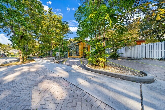 Building Photo - 312 NE 16th Terrace