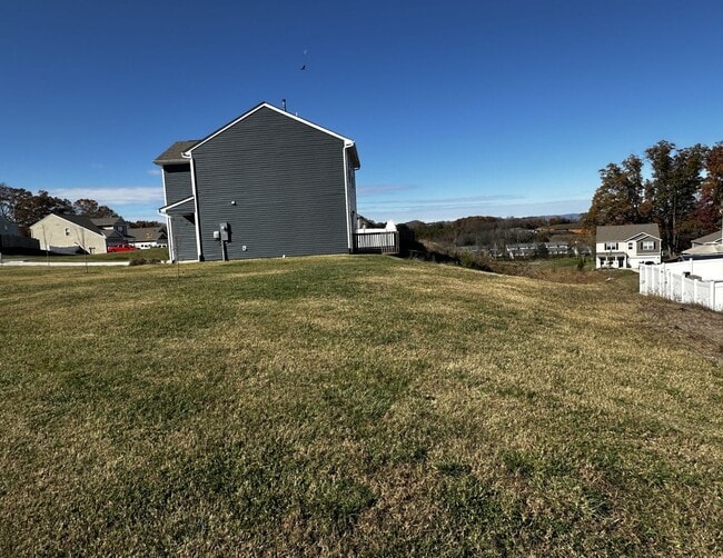 Building Photo - E. Morristown - 3 bed/2.5 bath home with g...