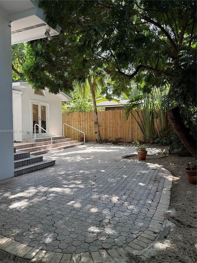 Building Photo - 3865 Poinciana Ave
