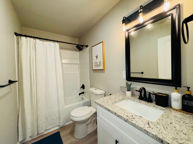 Building Photo - 2447 McAlpine Terrace