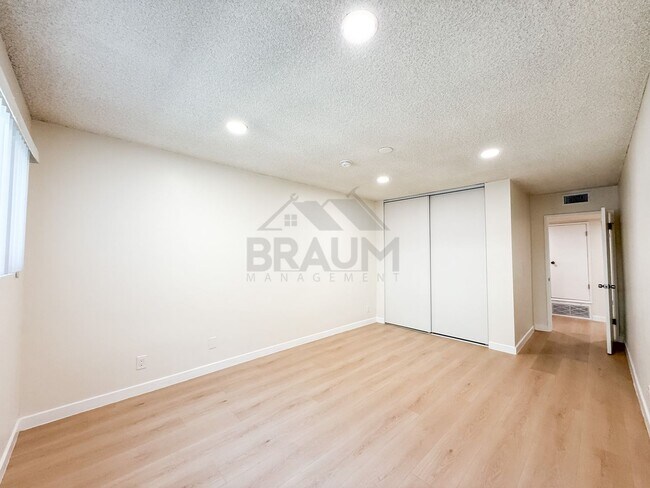 Building Photo - 6041 Whitsett Ave