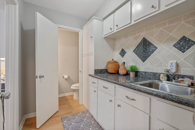 Building Photo - 2828 S Logrun Cir